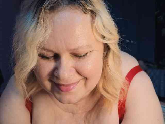 CharleeKendall, live webcam girl, age 35, from POLAND, streaming now, chatten, dansen