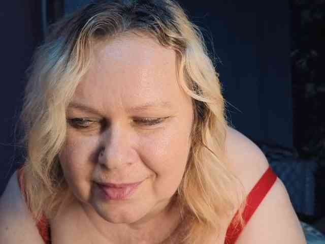 CharleeKendall, live webcam girl, age 35, from POLAND, streaming now, chatten, dansen