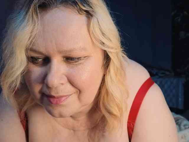 CharleeKendall, live webcam girl, age 35, from POLAND, streaming now, chatten, dansen