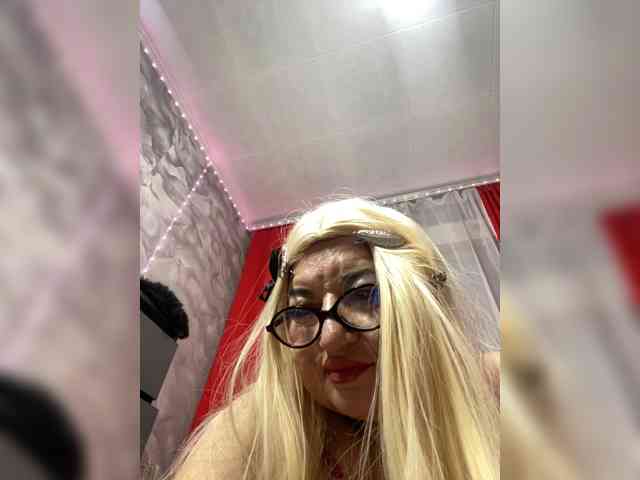 MissTemperament, live webcam girl, age 48, from Россия, streaming now, ballikken, pijpbeurt