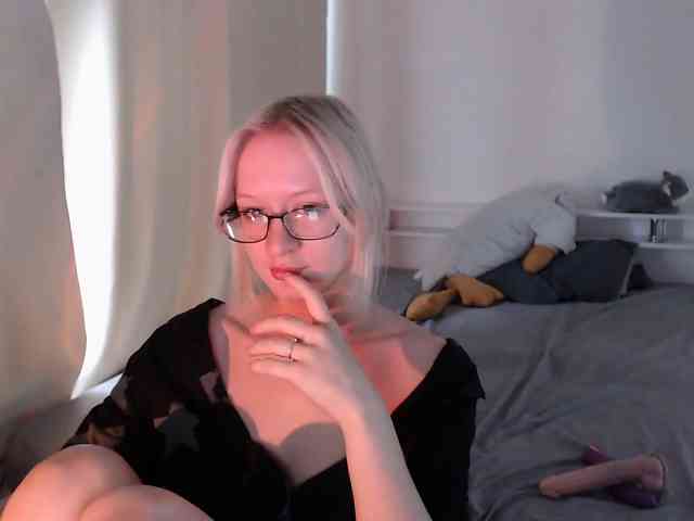 ChloeElegia, live webcam girl, age 20, from RUSSIA, streaming now, chatten, pik zuigen