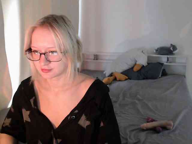 ChloeElegia, live webcam girl, age 20, from RUSSIA, streaming now, chatten, pik zuigen