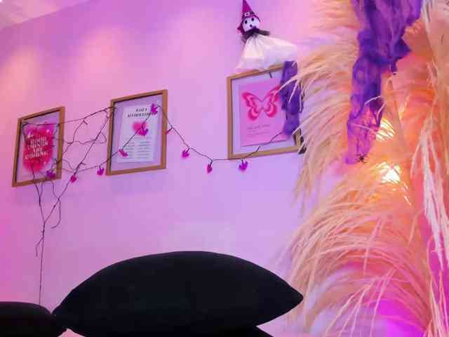 MiiaaCarter, live webcam girl, age 19, from COLOMBIA, streaming now, kontvingeren, pijpbeurt
