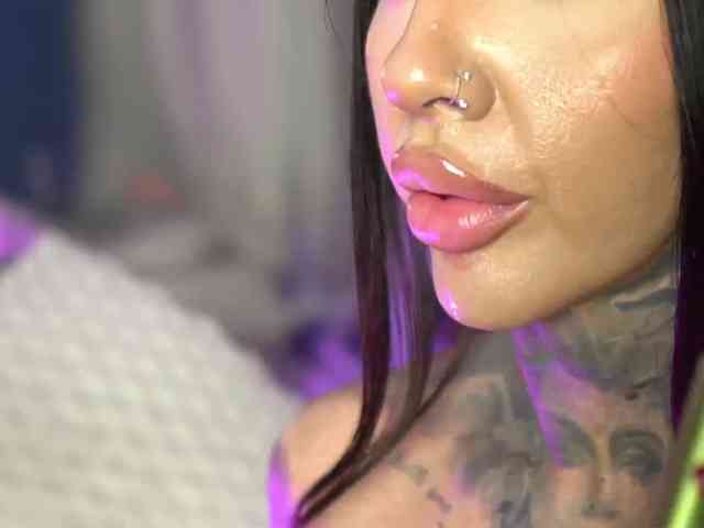ScarletNoir, live webcam girl, age 35, from ROMANIA, streaming now, pijpen, pijpbeurt