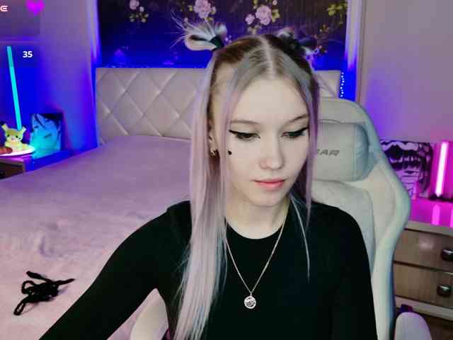 NaomiHita, live webcam girl, age 30, from Россия, streaming now, anaal spelen, kontvingeren
