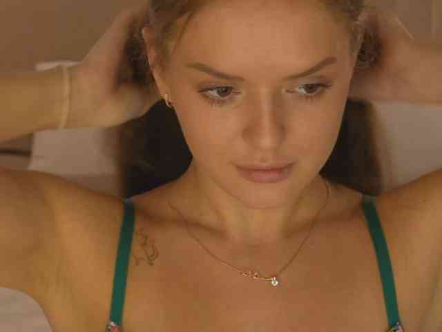 Lunaaaura, live webcam girl, age 25, streaming now, chatten, dansen