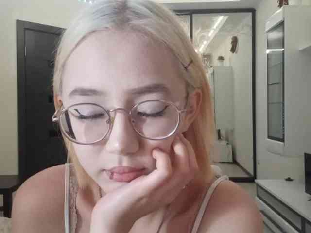 MyrleHenggeler, live webcam girl, age 18, from LATVIA, streaming now, anaal spelen, kontneuken