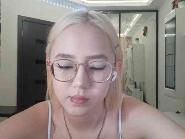 MyrleHenggeler, live webcam girl, age 18, from LATVIA, streaming now, anaal spelen, kontneuken