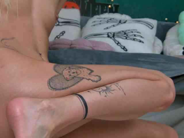 SkinnyNatty, live webcam girl, age 24, from RUSSIA, streaming now, pijpbeurt, chatten