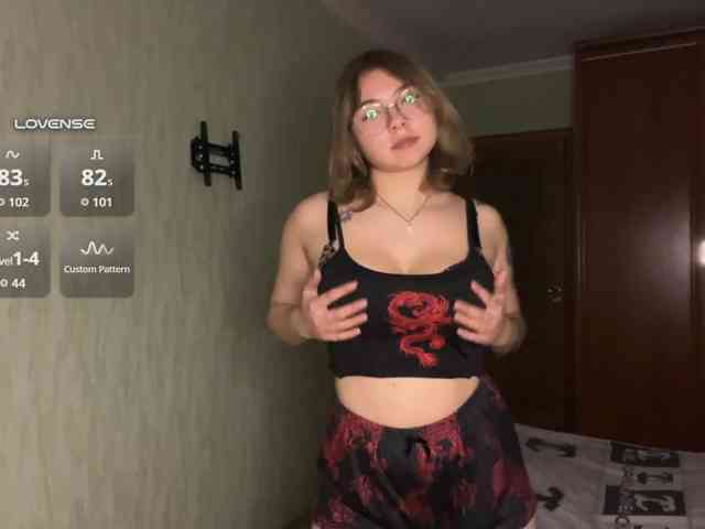 Sweetmeow, live webcam girl, age 18, from RUSSIA, streaming now, camshow, chatten