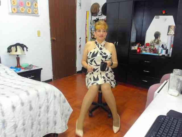 AngelinaStone65, live webcam girl, age 60, from COLOMBIA, streaming now, balzuigen, pijpen