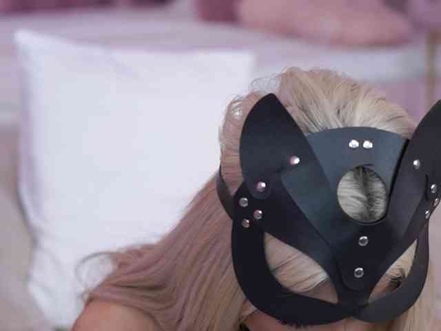LaraBrynn, live webcam girl, age 23, from US, streaming now, pijpbeurt, camshow