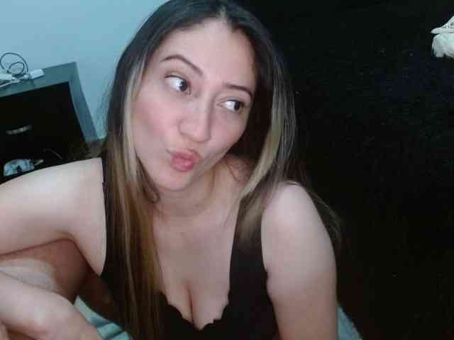 Catalina7641, live webcam girl, age 25, from COLOMBIA, streaming now, balzuigen, pik zuigen