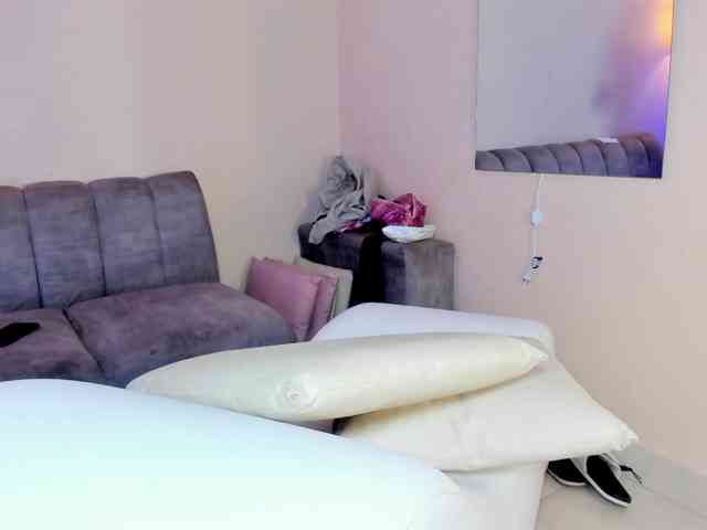 nickybigboobs, live webcam girl, age 19, from COLOMBIA, streaming now, kontneuken, kont op mond