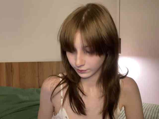 Lia-Kim, live webcam girl, age 18, from LATVIA, streaming now, pijpbeurt, chatten