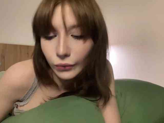 Lia-Kim, live webcam girl, age 18, from LATVIA, streaming now, pijpbeurt, chatten