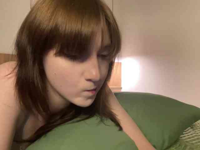 Lia-Kim, live webcam girl, age 18, from LATVIA, streaming now, pijpbeurt, chatten