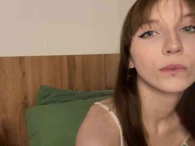 Lia-Kim, live webcam girl, age 18, from LATVIA, streaming now, pijpbeurt, chatten