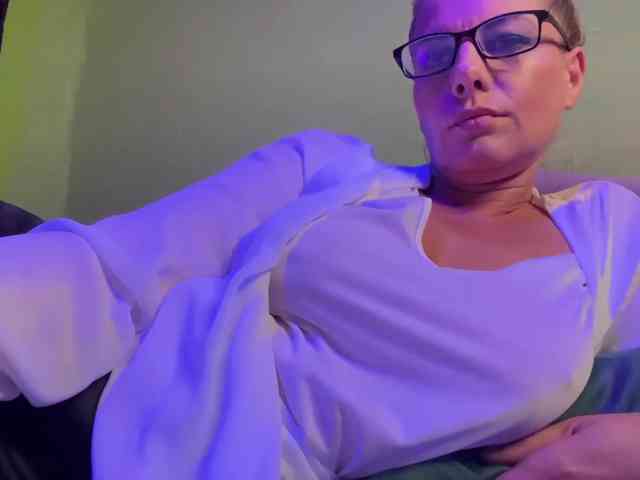 Overshine, live webcam girl, age 38, from POLAND, streaming now, camshow, chatten