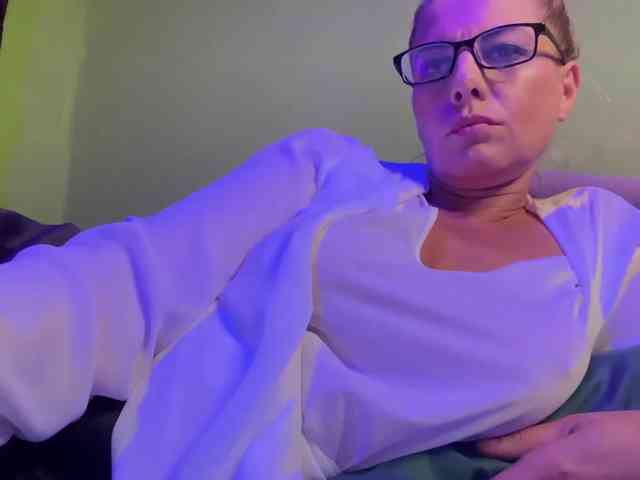 Overshine, live webcam girl, age 38, from POLAND, streaming now, camshow, chatten