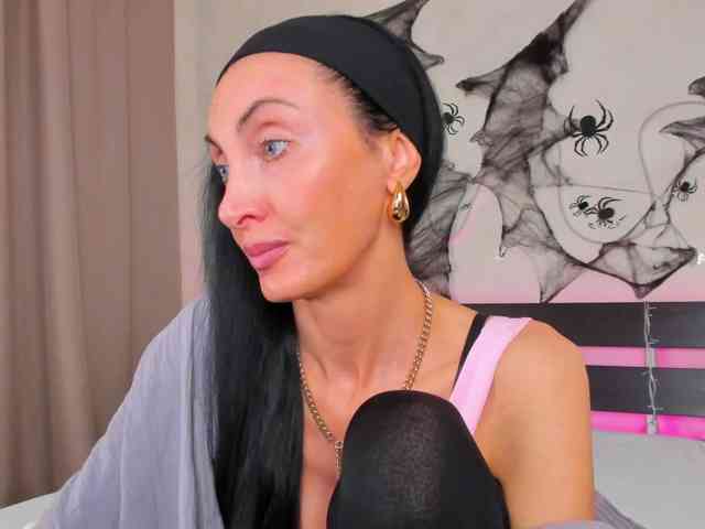 Avrora-Mars, live webcam girl, age 42, from LATVIA, streaming now, chatten, zaad in de mond