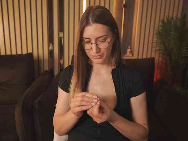 MiaCarterss, live webcam girl, age 25, from LATVIA, streaming now, pijpbeurt, chatten