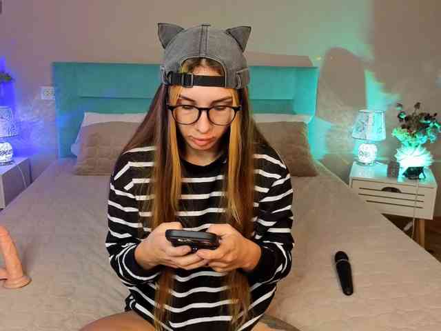 MissAmeliia, live webcam girl, age 26, from UKRAINE, streaming now, pijpen, camshow