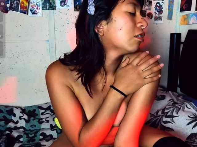 JainaAngel, live webcam girl, age 25, from COLOMBIA, streaming now, kont op mond, ballikken