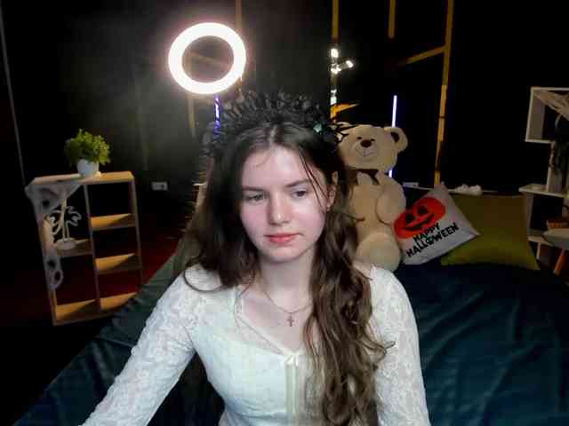 Lilith-BloomX, live webcam girl, age 18, from UKRAINE, streaming now, camshow, chatten