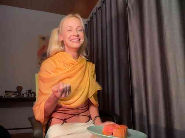 Kisska_Kopilka, live webcam girl, age 29, streaming now, camshow, chatten