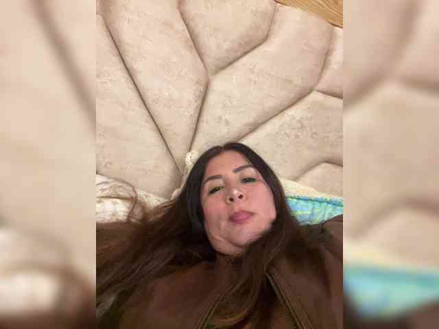Qlona, live webcam girl, age 32, from COLOMBIA, streaming now, pijpen, camshow