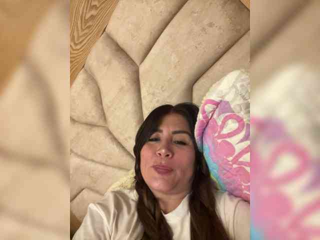 Qlona, live webcam girl, age 32, from COLOMBIA, streaming now, pijpen, camshow