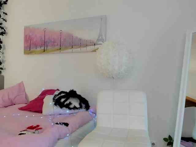 SophiaNoir, live webcam girl, age 18, from LATVIA, streaming now, camshow, zaadming