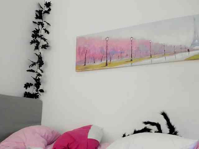 SophiaNoir, live webcam girl, age 18, from LATVIA, streaming now, camshow, zaadming