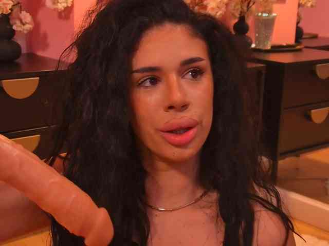 ReinaTriana, live webcam girl, age 22, from SPAIN, streaming now, aziatische massage, kontvingeren
