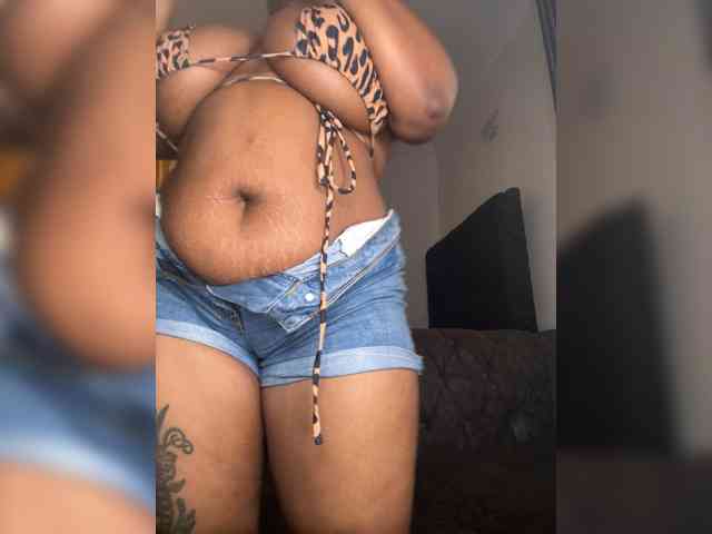 KinkyArya, live webcam girl, age 23, from KENYA, streaming now, kontneuken, kont op mond