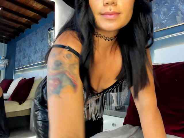 EllaMartin, live webcam girl, age 27, from COLOMBIA, streaming now, camshow, chatten