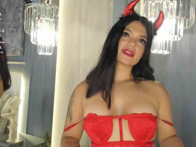 EllaMartin, live webcam girl, age 27, from COLOMBIA, streaming now, camshow, chatten