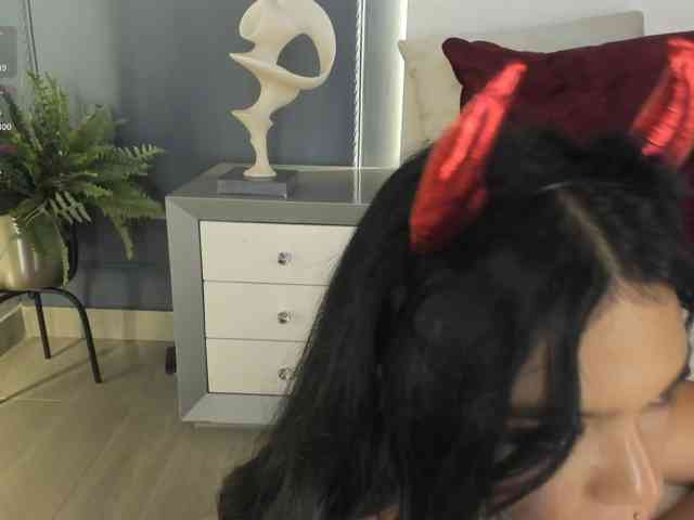 EllaMartin, live webcam girl, age 27, from COLOMBIA, streaming now, camshow, chatten