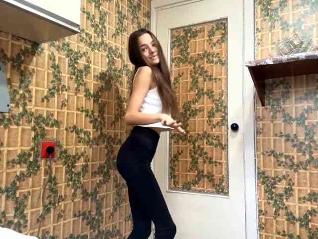 AriaCutie, live webcam girl, age 18, from POLAND, streaming now, anaal spelen, kontneuken