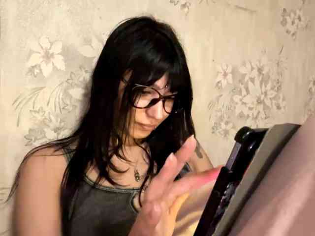 JulissaArnell, live webcam girl, age 18, from LATVIA, streaming now, aziatische massage, pijpen