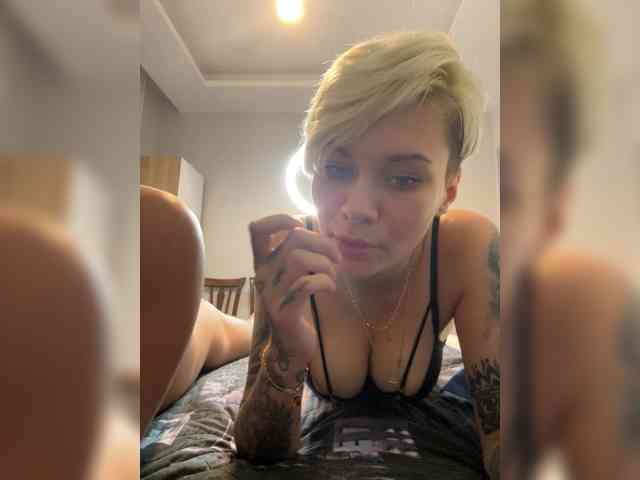 KiraSaint, live webcam girl, age 24, from Украина, streaming now, pijpbeurt, chatten
