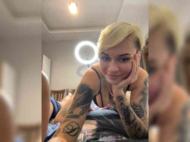 KiraSaint, live webcam girl, age 24, from Украина, streaming now, pijpbeurt, chatten