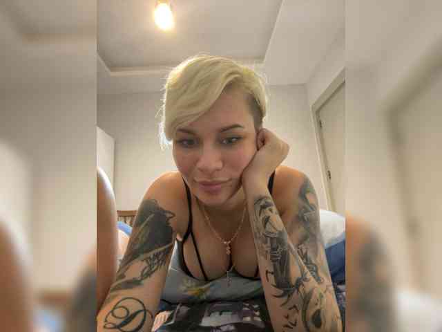 KiraSaint, live webcam girl, age 24, from Украина, streaming now, pijpbeurt, chatten
