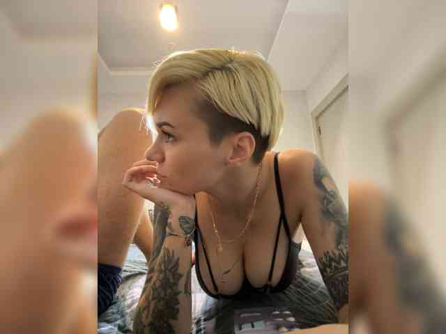 KiraSaint, live webcam girl, age 24, from Украина, streaming now, pijpbeurt, chatten