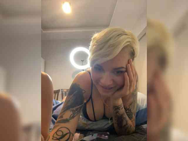 KiraSaint, live webcam girl, age 24, from Украина, streaming now, pijpbeurt, chatten