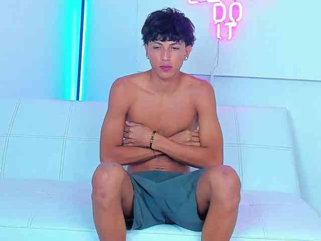 Lucixsexxx, live webcam girl, age 20, from COLOMBIA, streaming now, kont op mond, pijpbeurt