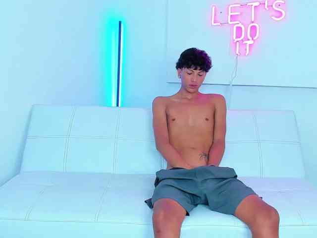 Lucixsexxx, live webcam girl, age 20, from COLOMBIA, streaming now, kont op mond, pijpbeurt