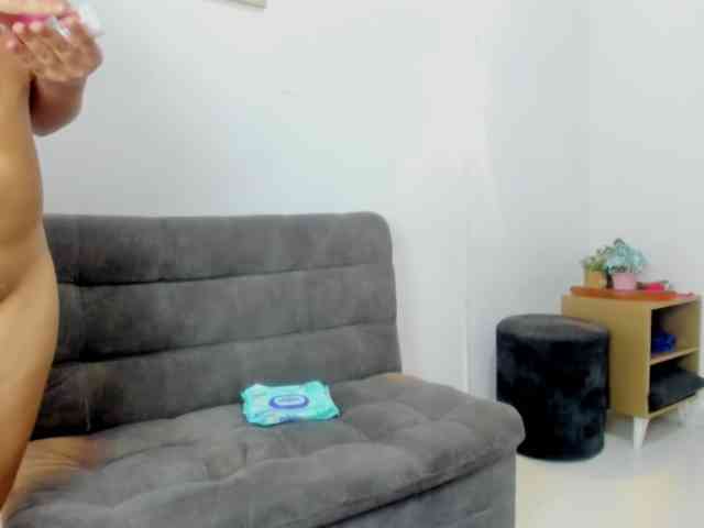 Royal-Dior, live webcam girl, age 19, from COLOMBIA, streaming now, anaal spelen, aziatische massage
