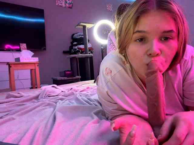 PinkyBabies, live webcam girl, age 18, from CZECH REPUBLIC, streaming now, anaal spelen, kontneuken